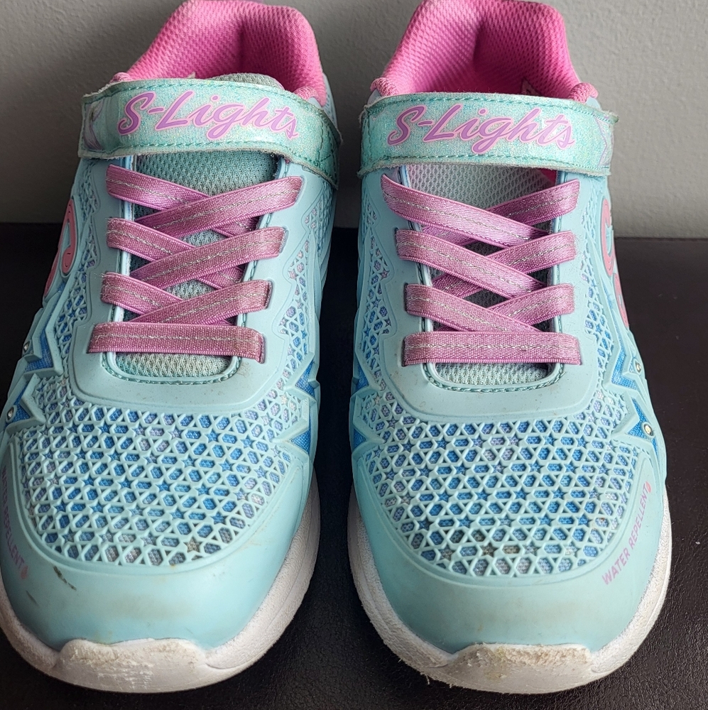 Skechers girls sneaker with lights